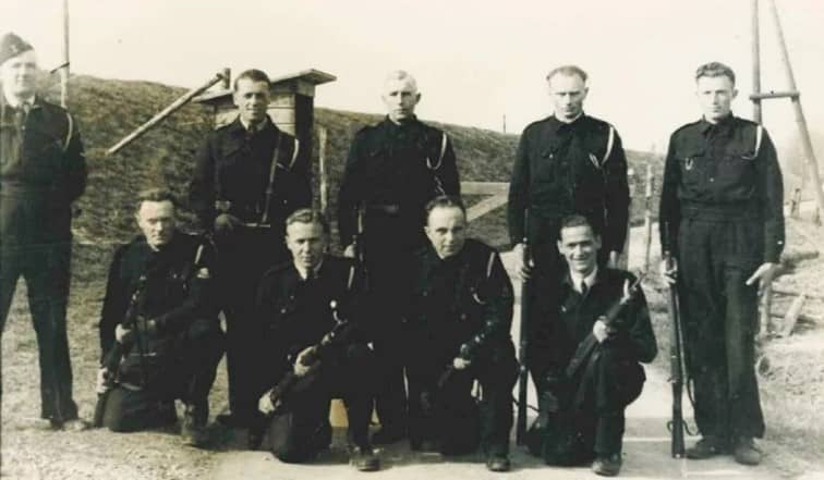 Bewaakers poseren voor Fort Buitensluis rond 1946